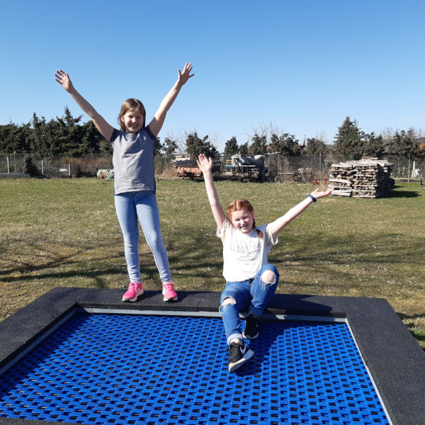 Trampoline with coloured mat