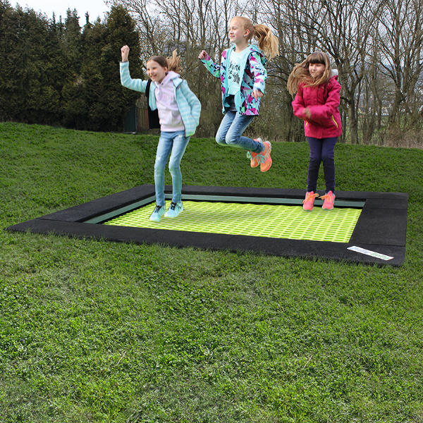 Trampoline with coloured mat