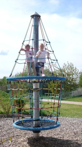 Kinder spielen auf dem Turmkreisel